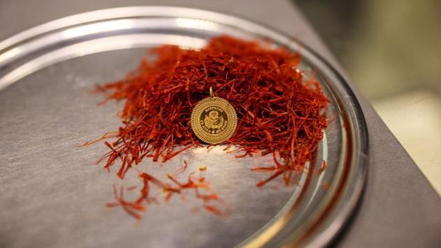 Kilosu 900 bin liraya ulaşan safran, mısır koçanı ve at kılı ile taklit ediliyor