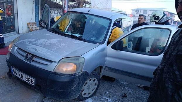 Direksiyon başında kalp krizi geçirip kaza yapan sürücü öldü; o anlar kamerada