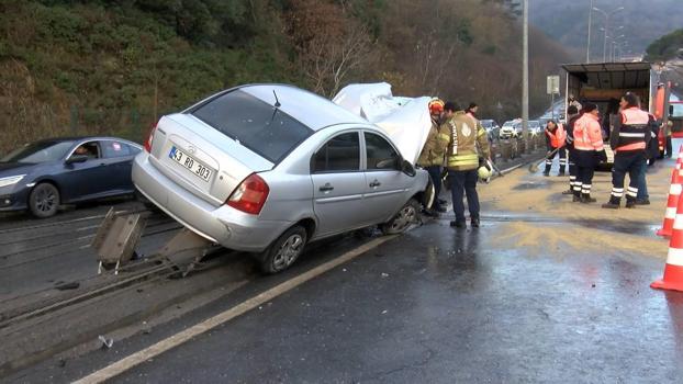 Sarıyer'de otomobil aydınlatma direğini devirdi