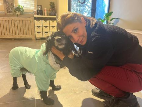 Kliniğine terk edilen köpeği sahiplendi