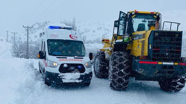 Yolu kapalı köyde rahatsızlanan hasta, ekipler tarafından hastaneye ulaştırıldı