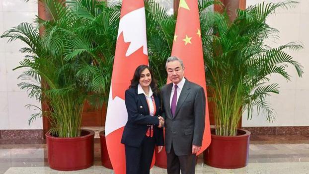 Çin Dışişleri Bakanı Wang, Kanadalı mevkidaşıyla bir araya geldi