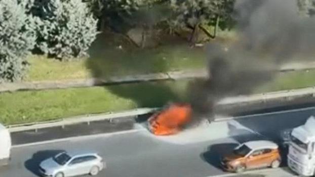 Esenyurt'ta yanan otomobil hurdaya döndü