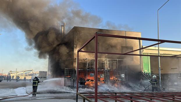 Adana'da plastik malzemelerin bulunduğu iş yeri yandı
