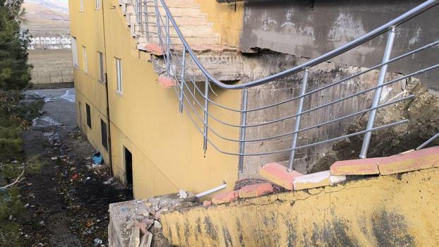 Gercüş’te 12 katlı binanın giriş merdiveni çöktü