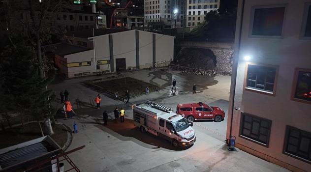 İstinat duvarının lise bahçesine çöktüğü anlar kamerada