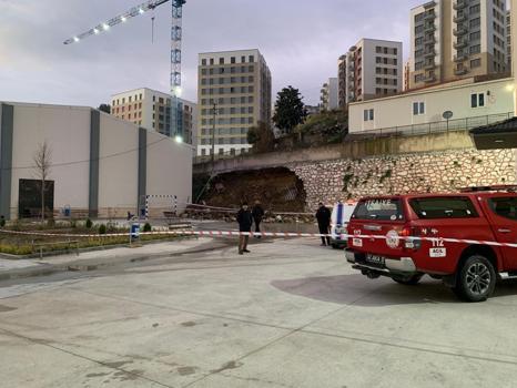 İstinat duvarının lise bahçesine çöktüğü anlar kamerada / Ek fotoğraf