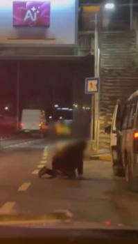 İstanbul - Küçükçekmece'de hafif ticari araç park halindeki minibüslere çarptı; sürücüsü yere yığıldı