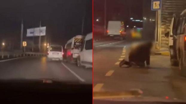 Küçükçekmece'de hafif ticari araç park halindeki minibüslere çarptı; sürücüsü yere yığıldı