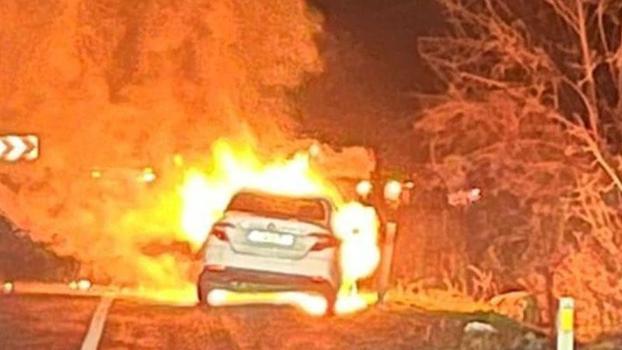Seyir halindeyken alev alan otomobil yandı