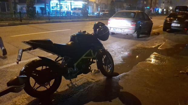 Motosiklet ile otomobil çarpıştı: 2 yaralı