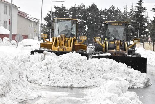 Bitlis’te kardan kapanan 210 köy ve mezra  yolu ulaşıma açıldı