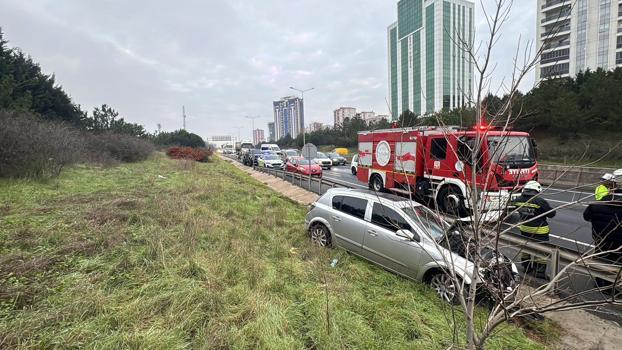 Kontrolden çıkan otomobil başka araca çarpıp su kanalına savruldu; 1 yaralı