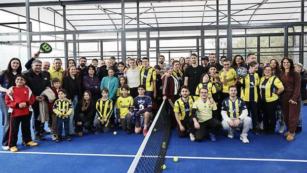 Kerem Aktürkoğlu ve İsmail Yüksek, otizmli bireylere imzalı forma hediye etti