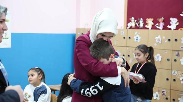 Bakan Göktaş, Pençe-Kilit şehidinin oğluna karnesini verdi