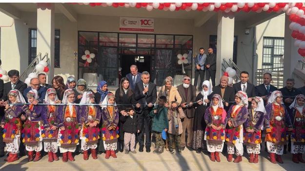 Mersin Valisi Toros, öğrencilere karnelerini verdi