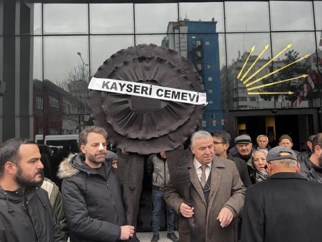 Alevi derneklerinden, CHP Kayseri İl Başkanlığı önüne siyah çelenk