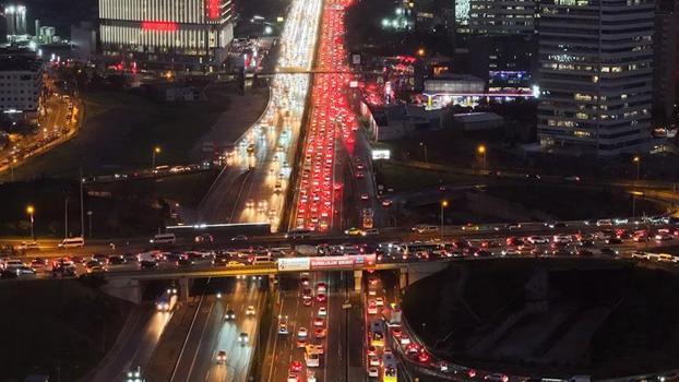 İstanbul'da yüzde 87'ye ulaşan trafik yoğunluğu havadan görüntüledi