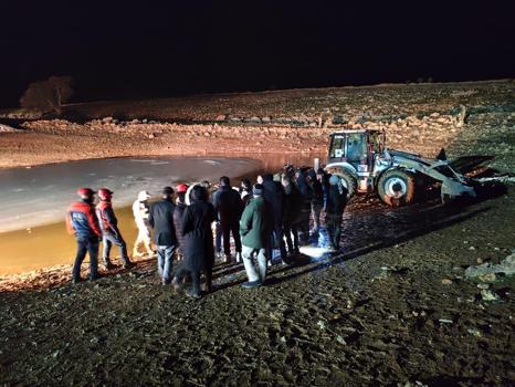 Mardin’de kayıp 2 çocuk, yüzeyi buz tutan gölette aranıyor / Ek Fotoğraflar