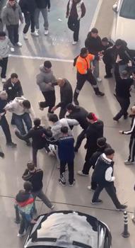 Karne alan lise öğrencilerinin AVM otoparkındaki kavgası kamerada