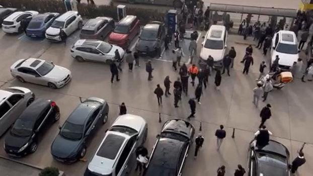 Karne alan lise öğrencilerinin AVM otoparkındaki kavgası kamerada