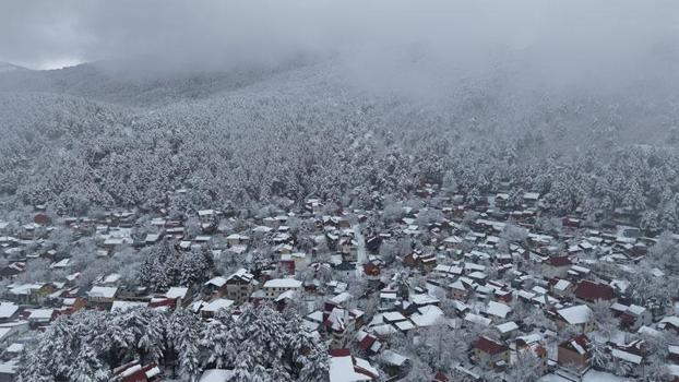 Yaylalarda kar ve sis, eşsiz manzaralar oluşturdu