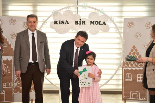 Çocukların karnelerini Başkan Erkan Aydın verdi