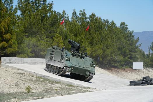 İlk elektrikli zırhlı personel taşıyıcısı teslim edildi