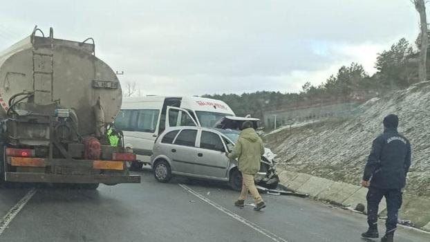 Otomobil ile minibüs çarpıştı; 1 ölü, 9 yaralı