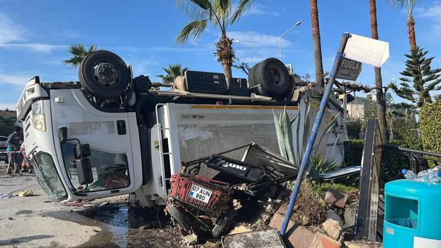 Çöp kamyonun devrildiği kaza güvenlik kamerasında