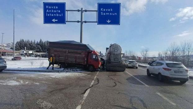 Çekici, kamyona yandan çarptı; 2 ağır yaralı