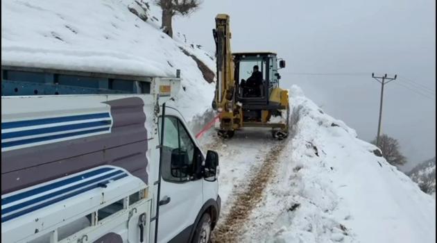 Batman’da kara saplanan kamyonet, iş makinesiyle kurtarıldı
