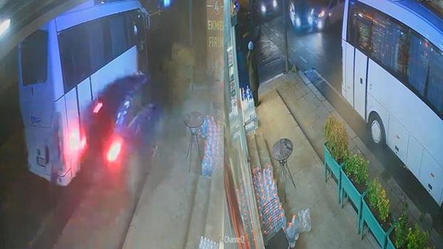 Arnavutköy'de otomobil midibüse çarptı; binen kişi son anda kurtuldu