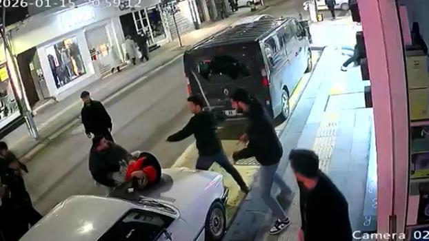 Tartıştığı müşterisi ve arkadaşları tarafından darbedildi; o anlar kamerada
