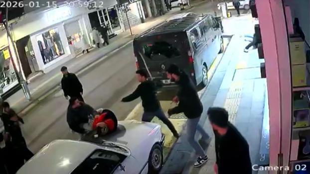 Tartıştığı müşterisi ve arkadaşları tarafından darbedildi; o anlar kamerada