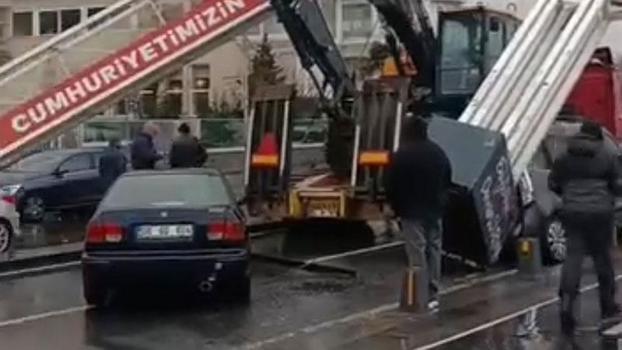 Üsküdar'da TIR'ın üzerindeki ekskavatör tabelaya çarptı: 7 araçta hasar oluştu