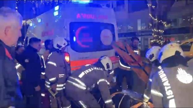 İstanbul - Bakırköy'de ahşap merdiveni çöken marketin çalışanı yaralandı