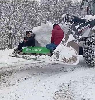 Kardan kapanan yolda cenaze iş makinesinin kepçesinde taşındı; o anlar kamerada