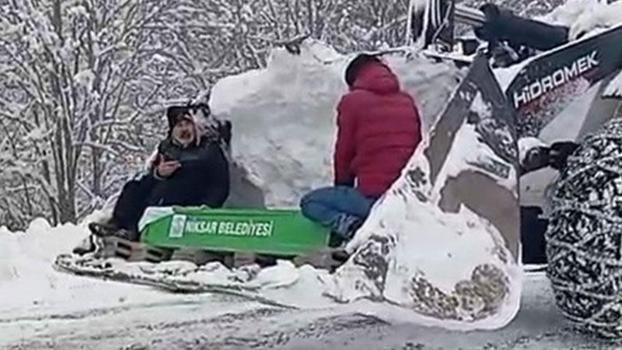 Kardan kapanan yolda cenaze iş makinesinin kepçesinde taşındı; o anlar kamerada