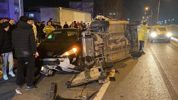 Hafif ticari araç, otomobilinin yanında bekleyen sürücü ile TIR'a çarptı: 1 ölü, 1 yaralı