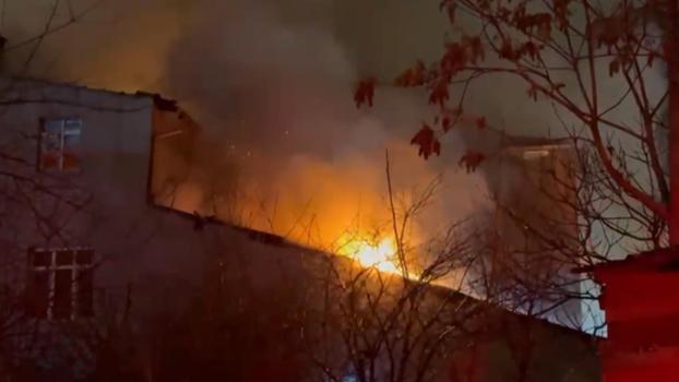 İstanbul -Ümraniye’de 3 katlı binada çıkan yangın söndürüldü