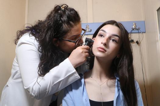 Anne ve babası gibi doğuştan işitme kaybıyla doğan Azra, erken tanı ve tedaviyle bu engeli aştı