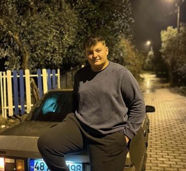 Ağaçlara ve duvara çarpan kamyonetin sürücüsü öldü