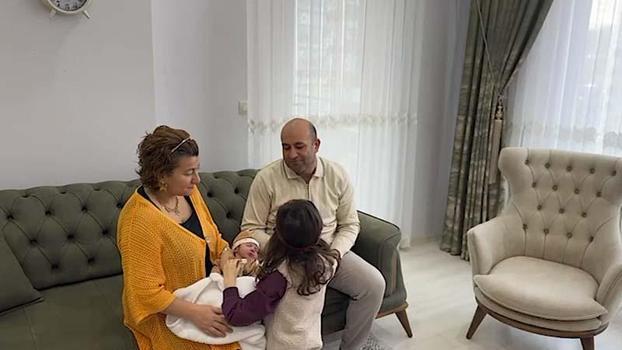 'Geçici Koruyucu Aile' modelinin 100'üncü bebeği Ege Berk, koruyucu ailesiyle buluştu