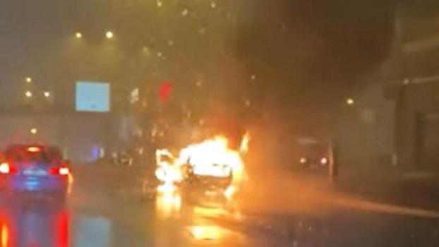 Avcılar'da otomobil alev alev yandı
