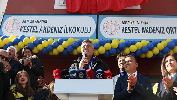 Sadettin Saran, 'Her Deplasman Bir Okul' projesiyle Alanya’da kütüphane açtı