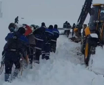Tunceli’de kar kalınlığı 2 metreyi aştı, 27 köy yolu kapalı (3)