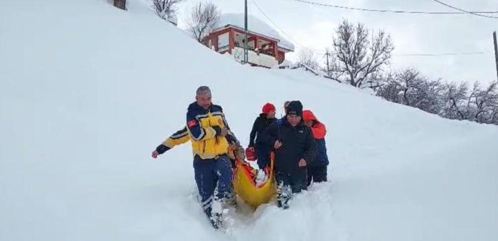 KOAH hastası, karda sedyeyle taşınarak ambulansa ulaştırıldı