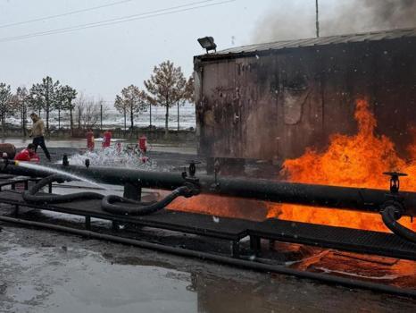 Eğil’de çıkarılan petrolün borularla aktarıldığı istasyondaki yangın söndürüldü