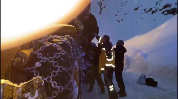 Kardan yolu kapanan köydeki hasta 7 saatlik çalışmayla ambulansa ulaştırıldı